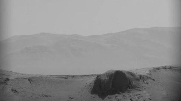 Марсоход Curiosity обнаружил загадочный «диск» на склоне марсианского холма