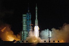 Китай запустил корабль с космонавтами и мышами