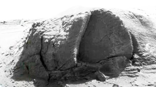 Марсоход Curiosity обнаружил загадочный «диск» на склоне марсианского холма