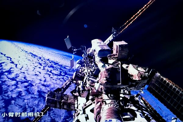 Экипаж корабля «Шэньчжоу-20» совершил очередной выход в открытый космос