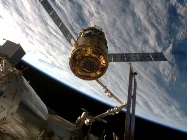 Японский грузовик пристыкован к МКС