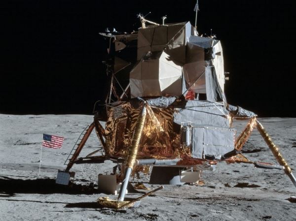 Астронавтов собрались поселить на Луне  в стеклянных пузырях из пыли