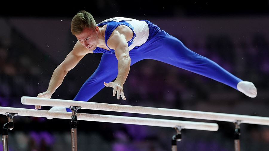Россиянин Даниел Маринов завоевал бронзовую медаль ЧМ в упражнениях на брусьях