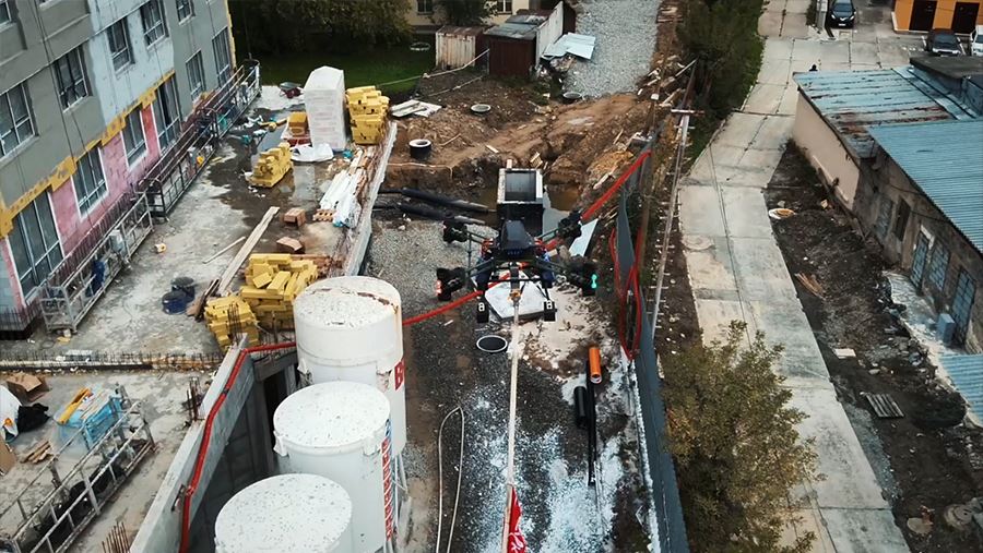 В РФ впервые испытали дрон для тушения пожаров с автономным питанием