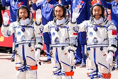 Китайские астронавты застряли в космосе из-за повреждения на корабле