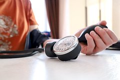 Россиянам рассказали о первой помощи при высоком давлении