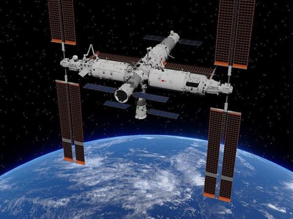 Возвращение астронавтов с космической станции отложено после столкновения корабля с обломками