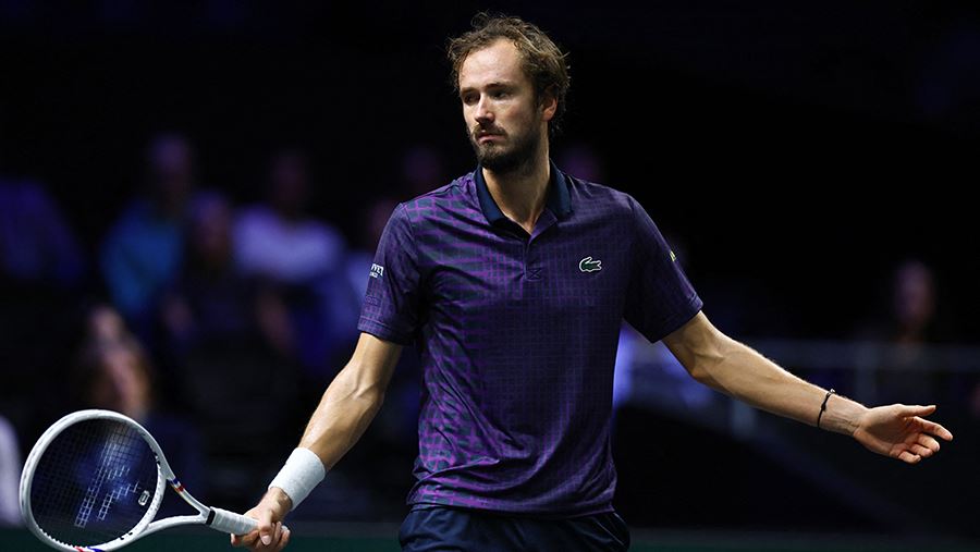 Медведев не смог выйти в полуфинал турнира АТП в Париже