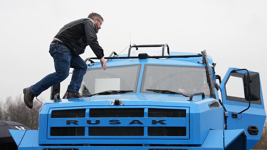 На водородном полигоне показали первый в РФ газовый вездеход