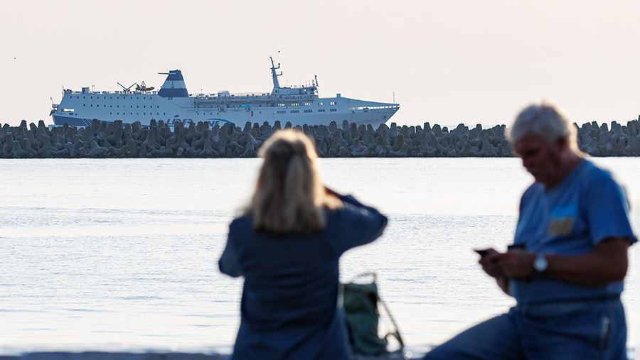 Паром Sea Bridge не получил допуск на швартовку в Сочи